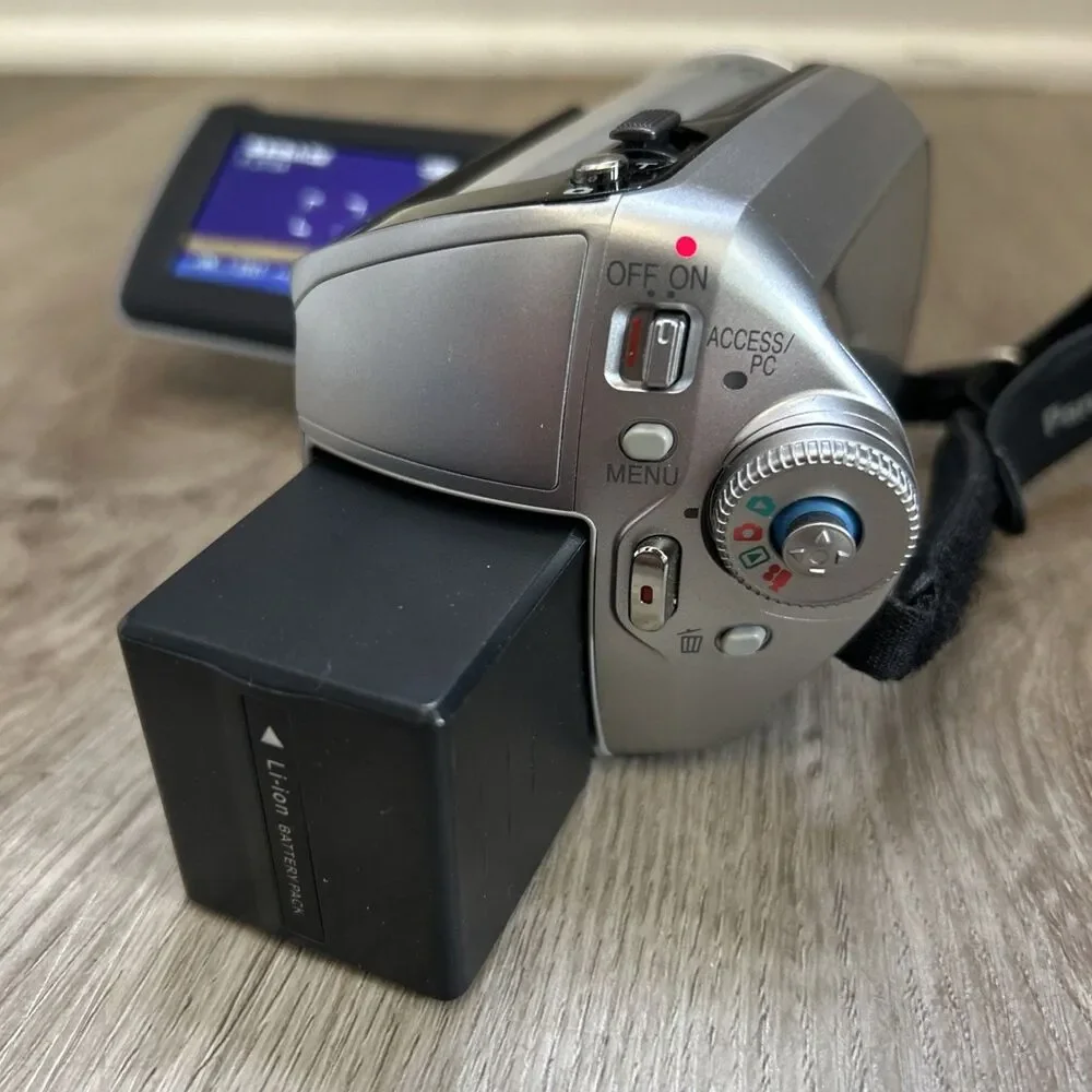 Panasonic Digital Camcorder Video Camera SDR-H200 Silver Battery Remote Tested